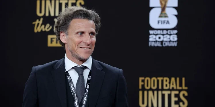 Diego Forlán assume a seleção uruguaia após fracasso na Copa do Mundo