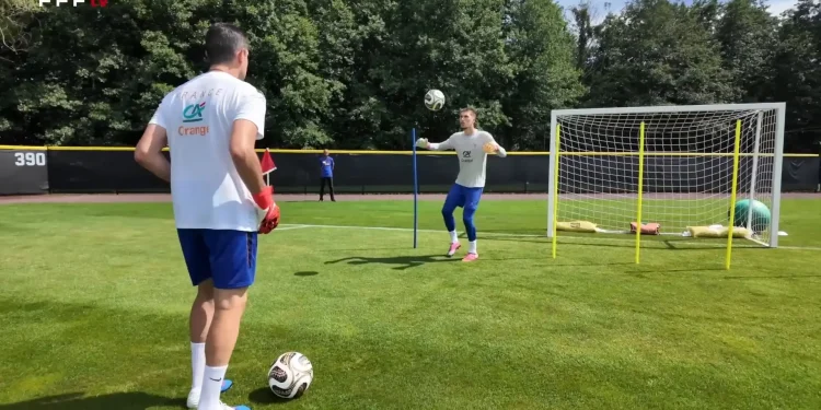 Goleiros da França treinam forte antes de Dallas