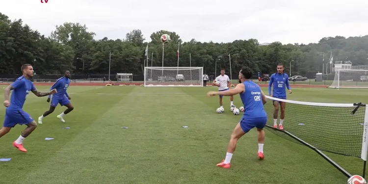 Jogadores da França se divertem com futebol tênis no treino