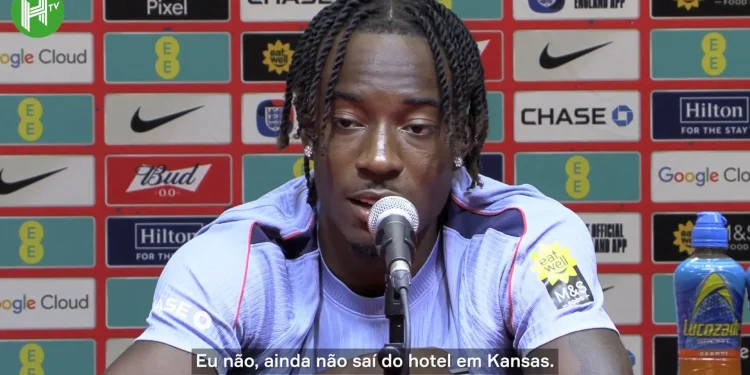 Atacante da Inglaterra, Madueke fala sobre a vida no hotel e o gol de Martinelli