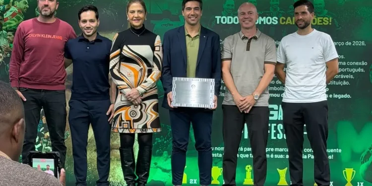 Técnico com mais títulos, Abel Ferreira é homenageado com espaço especial na Sala de Troféus do Palmeiras