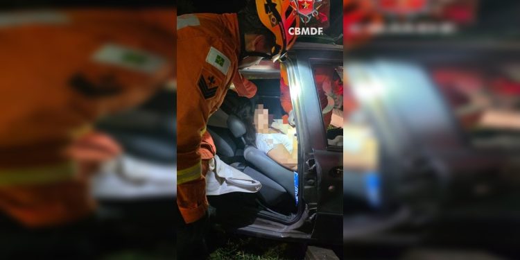 Mulher é resgatada presa às ferragens após acidente no Riacho Fundo