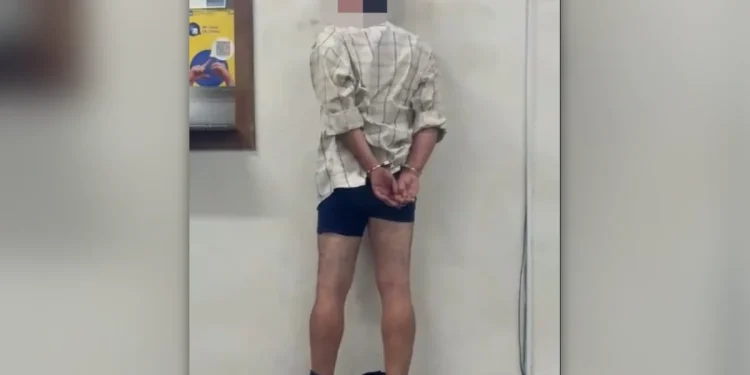 Alterado, homem chega só de cueca à DP após quebrar o braço da mãe