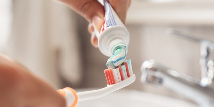 Pasta de dentes clareadora tem efeito limitado no branqueamento