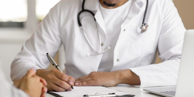 Saúde do DF lança edital para contratar 320 médicos temporários
