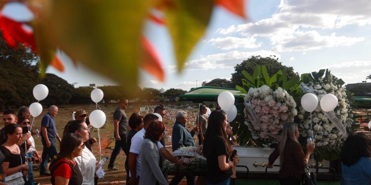 Velório de menina morta após picada de escorpião é marcado por comoção