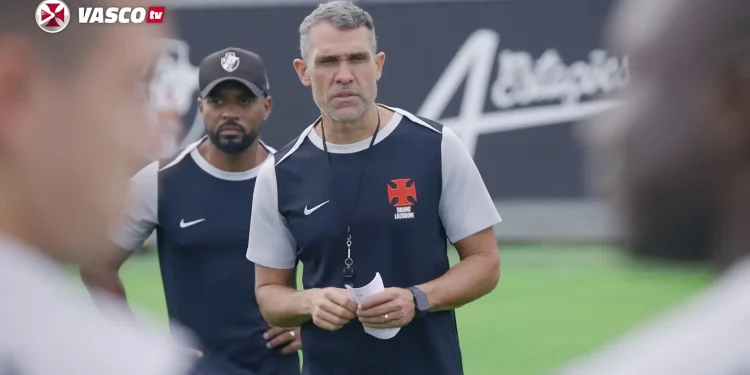 Bruno Lazaroni comanda mais um treino do Vasco antes do retorno do Brasileirão