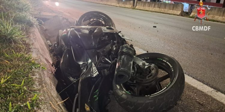 Motociclista morre após bater em mureta de proteção na BR-020