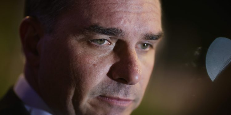 General posta ironia a Flávio: “Nunca mais um Bolsonaro no Planalto”