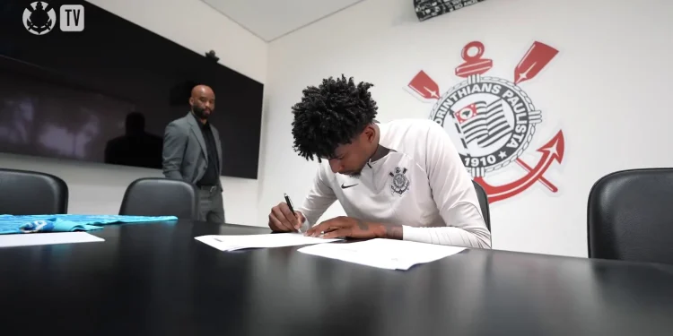 Há 2 anos, Hugo Souza era anunciado como reforço do Corinthians; relembre sua chegada