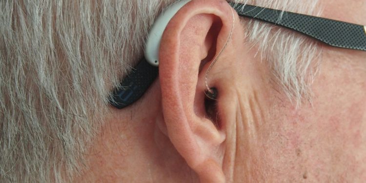 Perda auditiva diminui atividade cerebral e aumenta risco de demência