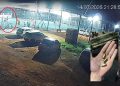 Homem invade campo de futebol e atira para o alto por se incomodar com barulho