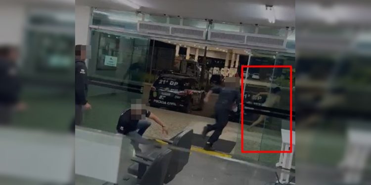 iPhone de policial levado por travesti dentro de DP custa R$ 12 mil