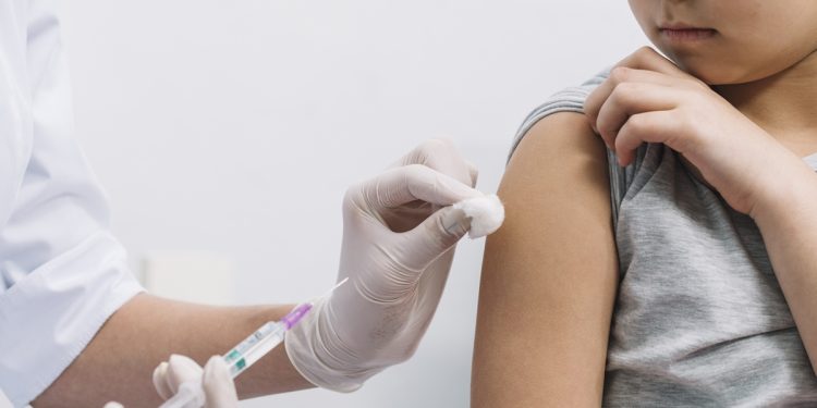 Ministério da Saúde prorroga vacinação contra HPV para jovens