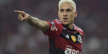Pedro é punido pelo Flamengo e ficará de fora do jogo contra o Olimpia
