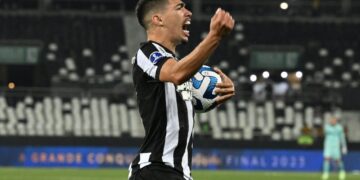 Hugo comemora golaço na virada contra o Guaraní-PAR pela Sul-Americana