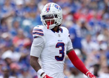 Jogador da NFL volta a campo sete meses após parada cardíaca