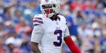 Jogador da NFL volta a campo sete meses após parada cardíaca