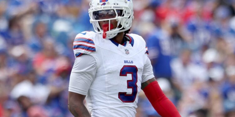 Jogador da NFL volta a campo sete meses após parada cardíaca