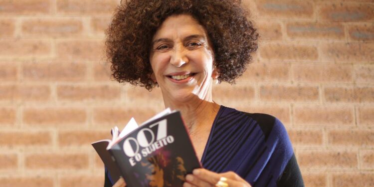 “Ela foi e sempre será um marco”, diz irmão de Dad Squarisi no velório da jornalista