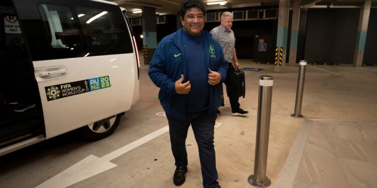 Após eliminação, presidente da CBF promete intensificar investimentos no futebol feminino