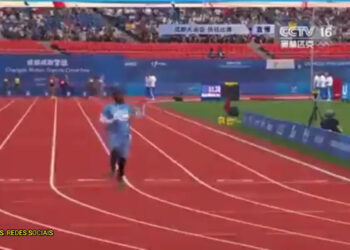 Atleta da Somália viraliza em prova de atletismo; veja!