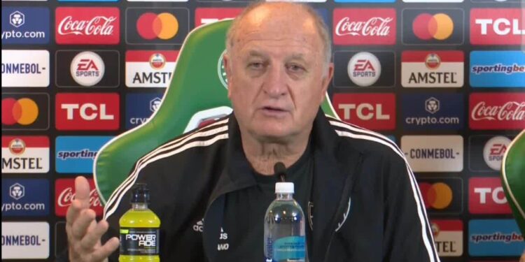 Felipão critica arbitragem por pênalti não marcado para o Atlético-MG