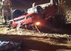 Carro capota e motorista fica ferido após batida com caminhonete