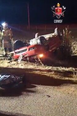 Carro capota e motorista fica ferido após batida com caminhonete