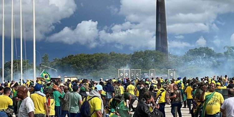 Tropa de choque da PMDF demorou 1h30 para chegar à Câmara em 8/1