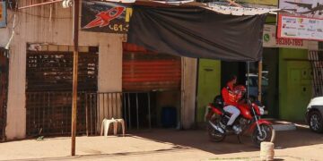 Vídeo mostra assassino de mototaxista com vítima antes do crime