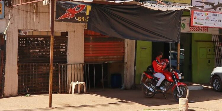 Vídeo mostra assassino de mototaxista com vítima antes do crime