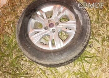 Roda de carro se solta, atinge moto e fere pai e filha em estrada do DF