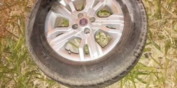 Roda de carro se solta, atinge moto e fere pai e filha em estrada do DF