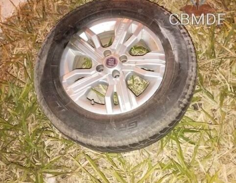 Roda de carro se solta, atinge moto e fere pai e filha em estrada do DF