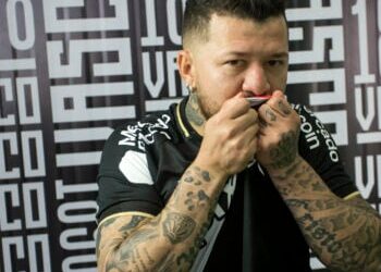 Vasco anuncia o atacante Rossi como reforço para o restante da temporada