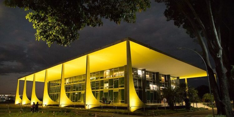 Homem é preso após matar companheira a facadas no DF