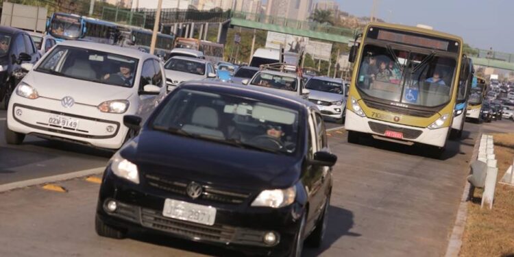 Obras e trânsito: faixa exclusiva da EPTG segue liberada para carros