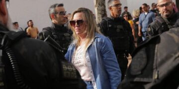 “Parem de nos matar”: em velório de policial morta por ex, mulheres pedem fim de feminicídios