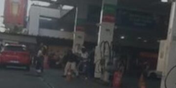 Vídeo. Briga por drogas termina em pancadaria em posto no centro de Brasília