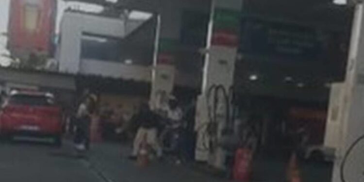 Vídeo. Briga por drogas termina em pancadaria em posto no centro de Brasília