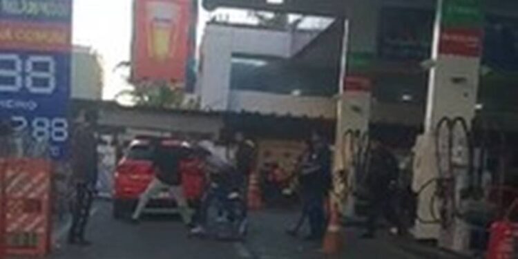 Vídeo. Garrafada, puxão de cabelo e rasteiras: pancadaria é flagrada em um bar no DF