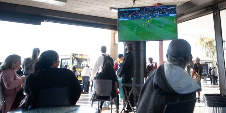 Brasilienses se frustram com eliminação do Brasil na fase de grupos da Copa