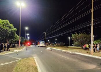 Fotos: motorista perde controle e carro fica pendurado em viaduto no DF