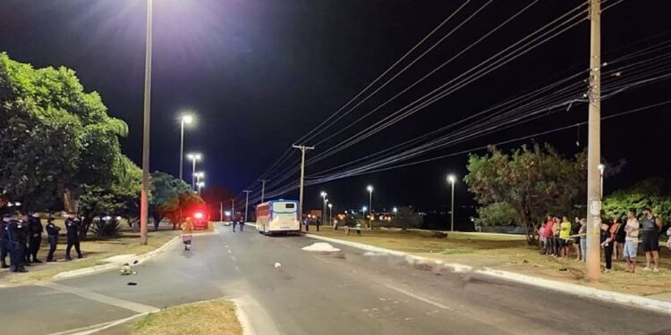 Fotos: motorista perde controle e carro fica pendurado em viaduto no DF