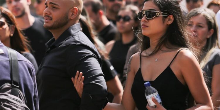 Vídeos. Cortejo com viaturas da PCDF e helicóptero leva corpo de policial morta por ex a cemitério