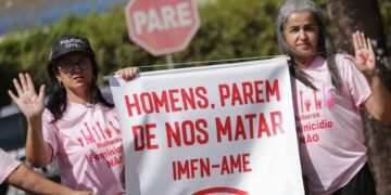 Michelle Bolsonaro comparece a velório de policial morta por ex no DF