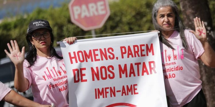 Michelle Bolsonaro comparece a velório de policial morta por ex no DF