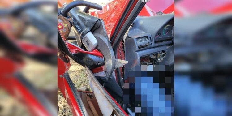 Homem fica preso às ferragens de carro após bater em árvore no Lago Sul