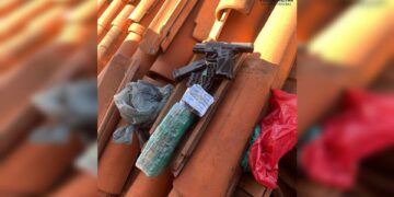 Veja onde homem escondia arma que usava para ameaçar vizinha. Vídeo